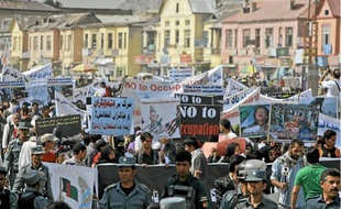 Plusieurs centaines d'Afghans ont manifesté hier dans le centre de Kaboul.