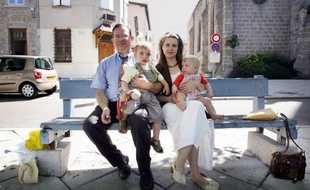 Feurs, le 26 mai 2007. Francis Gruzelle pose avec Nathalie Gettliffe et leurs deux enfants.