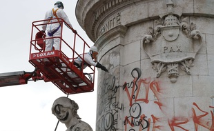 Des agents nettoient la statut de la place de la République à Paris, le 8 août 2016.