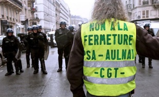 Deux cents grévistes de l'usine PSA d'Aulnay-sous-Bois, paralysée depuis cinq semaines par une grève, ont pénétré mercredi sur le site d'un sous-traitant dans le Val-d'Oise afin de "maintenir la pression" sur la direction.