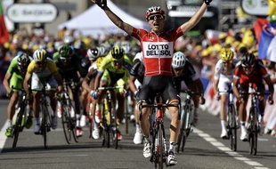 Tony Gallopin célèbre sa victoire cet après-midi à Oyonnax.