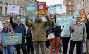 Des militants anti-euthanasie manifestent à l'appel du collectif 'Soulager mais pas tuer', devant la préfecture de Toulouse, le 3 octobre 2015