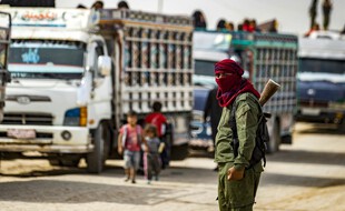 Un garde et des enfants dans le camp kurde d'Al-Hol en Syrie, le 28 octobre 2020.
