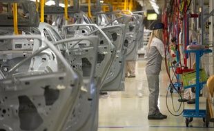 Une employée du groupe PSA Peugeot Citroën dans une usine de Mulhouse le 29 avril 2015