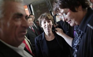 La ministre du Logement et de la Ville, Christine Boutin, a estimé lundi que la politique de la Ville "ne se résumait pas à la politique des banlieues" tout en précisant que "cela ne veut pas dire qu'il ne faut pas un plan banlieue".