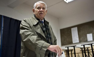 Le ministre roumain des Affaires étrangères, Teodor Melescanu, vote à l'élection présidentielle, le 16 novembre 2014 à Bucarest