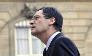 Une prime exceptionnelle de 200 euros pour les titulaires du RMI et une aide à l'embauche dans les petites entreprises figurent parmi les premières mesures du plan de relance de 26 milliards qui ont été instituées par décret, a indiqué lundi Patrick Devedjian.
