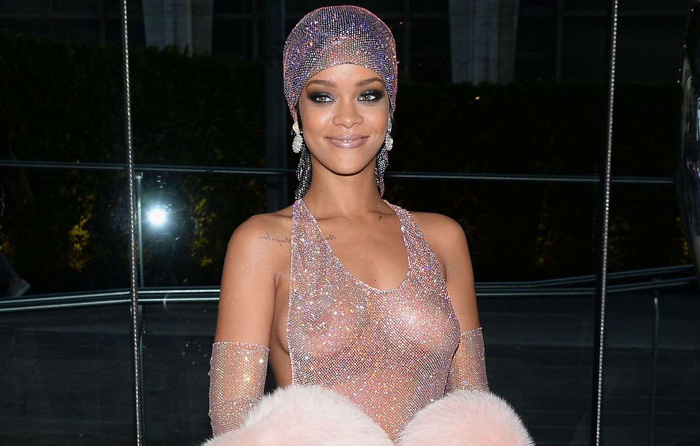 VIDEO. Rihanna apparaît presque nue dans une robe transparente pour  recevoir son trophée