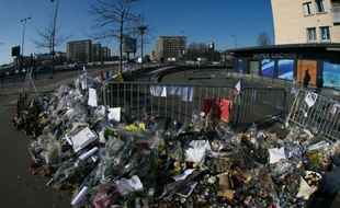 Des fleurs et des bougies devant l'Hyper Casher de la porte de Vincennes à Paris, en hommage aux victimes de l'attentat mené par Amédy Coulibaly