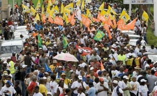 Plusieurs milliers de personnes ont manifesté samedi à Basse-Terre, où les négociations entre le patronat et le Lyiannaj kont pwofitasyon (LKP), à l'origine de la grève générale qui affecte la Guadeloupe depuis le 20 janvier, se poursuivent pour tenter de trouver un accord sur une augmentation salariale.