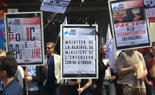 Les policiers du syndicat Unité SGP Police-FO ont manifesté jeudi devant le siège de la France Insoumise