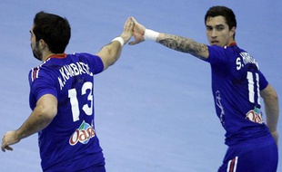 Nikola Karabatic et Samuel Honrubia se congratulent, le 12 janvier 2013 à Granollers.
