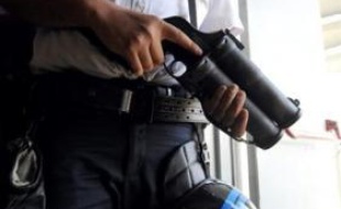 Des policiers des Unités territoriales de quartier (Uteq) ont été visés lundi en fin d'après-midi à Saint-Denis (Seine-Saint-Denis) par des jets de cocktails Molotov, sans être blessés, et cinq jeunes ont été interpellés, a-t-on appris mardi de source policière.