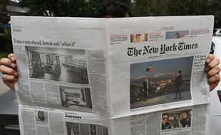 Image d'archive. Un homme lit le «New York Times» à Islamabad (Pakistan), en février 2019.