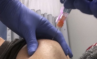Illustration d'une personne reçevant un vaccin.