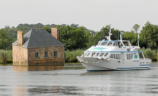 Au départ de Nantes ou de Saint-Nazaire, le bateau emmène les passagers au plus près des ?uvres d'art.