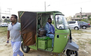 Shahmir Khan, président de Travely, qui développe l'application de type Uber pour rickshaw, le 16 octobre à Lahore, dans l'est du Pakistan