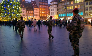 Des soaldtas en arme patrouillent sur le marché de Noël de Strasbourg, le 21 décembre 2016.