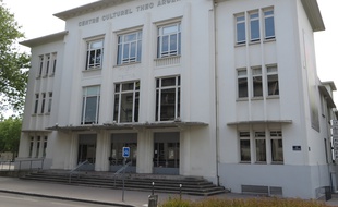 Lyon, le 22 Juin 2014
Depuis la mise en place de la nouvelle municipalite, le centre Theo Argence de Saint-Priest a quasiment la totalite de sa programmation annulee. La mairie souhaite des spectacles plus populaires.