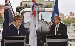 La ministre australienne de la Défense Marise Payne et le ministre français de la Défense Jean-Yves Le Drian.