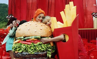 Katie Perry, en robe hamburger, et Taylor Swift, en robe frites dans le clip de «You Need To Calm Down».