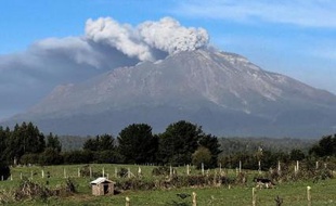 L'éruption du Cabulco vue depuis la localité chilienne de La Ensenada, le 24 avril 2015