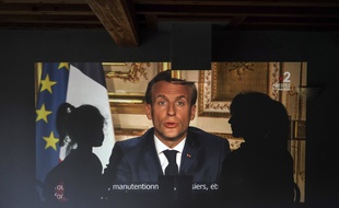 Une famille française regarde l'allocution télévisée d'Emmanuel Macron, à Lyon le 13 avril 2020.