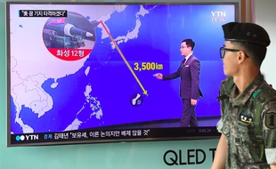 Un soldat sud-coréen
décrypte la crédibilité d'une menace nucléaire de Pyongyang vers l'île américaine de Guam.