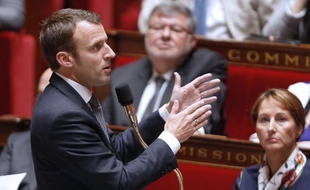 Emmanuel Macron durant les questions au gouvernement à l'Assemblée nationale, le 2 juin 2015 à Paris