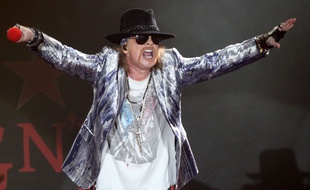 Lille, le 2 octobre 2010. Le groupe Guns N'Roses et son leader Axel Rose en concert au Zénith de Lille.