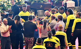 Les pompiers ont été applaudi lors de l'hommage aux victimes du pont effondré à Gênes le 18 août 2018.
