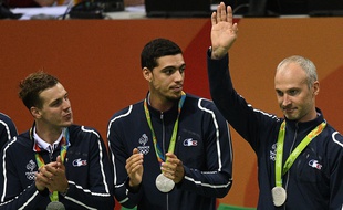 Thierry Omeyer (à droite) reçoit sa médaille d'argent des JO de Rio le 21 août 2016.