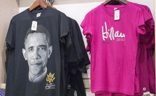 Des T-shirts à l'effigie du président américain Barack Obama ou siglés Hillary Clinton, du nom de la candidate démocrate à la Maison Blanche, sont proposés à la vente dans un magasin de souvenirs à l'aéroport Ronald Reagan à Washington le 8 juin 2015