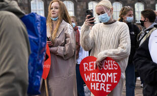 Des Danois manifestent contre les restrictions de la politique migratoire du Danemark et les arrêtés d'expulsion à Copenhague, le mercredi 21 avril 2021.