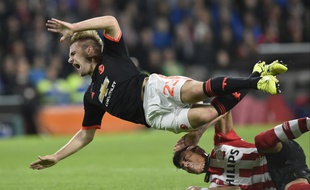 Luke Shaw a été victime d'une double fracture de la jambe sur ce tacle de Moreno lors de PSV Eindhoven-Manchester United (1-2), le 15 septembre 2015.