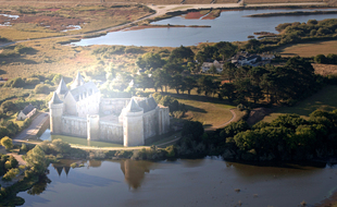 Dans le Morbihan, le château de Suscinio est le théâtre de légendes qui raconte que le fantôme d'un enfant hante les combles.