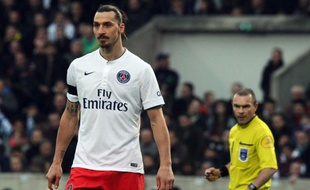 L'attaquant du PSG Zlatan Ibrahimovic, sous le regard de l'arbitre Lionel Jaffredo, face à Bordeaux, le 15 mars 2015 au stade Chaban-Delmas