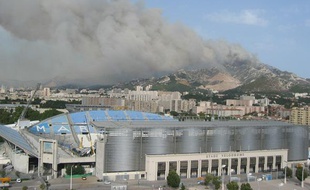 Des militaires seraient à l'origine de l'incendie qui s'est déclaré aux portes de Marseille le 22 juillet 2009. Photo postée par un internaute.