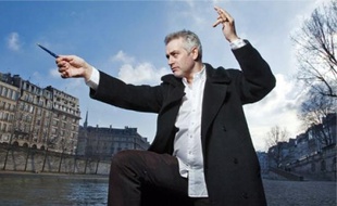Aux Etats-Unis, Wesley Stace est surtout connu comme chanteur de folk.