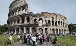 Touristes devant le Colisée à Rome en Italie.