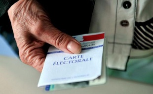A quelques jours de 2014, année riche en rendez-vous électoraux, mairies, associations et élus font feu de tout bois pour pousser à participer au vote les près de trois millions de Français non inscrits sur les listes.