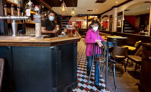 Les deniers coups d'éponge sont en train d 'être passés dans les bars et restaurants français qui rouvrent leurs salles mercredi 9 juin. (illustration)