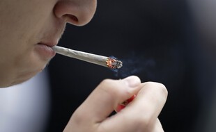 Un homme fume du cannabis (image d'illustration).