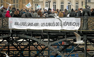 Ces associations avaient déjà manifesté, pont des Arts à Paris, le 5 décembre.