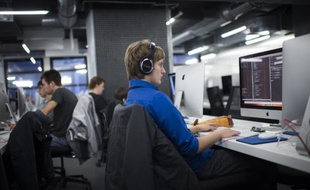 Des étudiants d'une école d'informatique travaillent sur des ordinateurs dans une salle de classe, le 24 novembre 2014 à Paris. (Photo illustration).