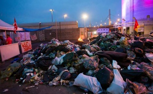 Déchets accumulés devant le site de traitement le 10 juin 2016 à Ivry-sur-Seine