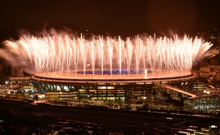 Des feux d'artifice pour la cérémonie de clôture des JO 2016, au stade Maracana à Rio, le 21 août 2016.