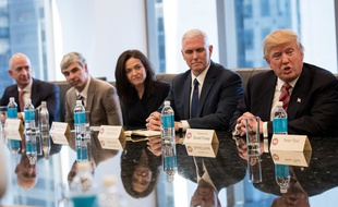 Donald Trump et son vice-président, Mike Pence, aux côtés de Sheryl Sandberg (Facebook), Larry Page (Alphabet/Google) et Jeff Bezos (Amazon), le 14 décembre 2016.