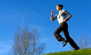 Photo d'illustration: une jeune femme fait du jogging.
