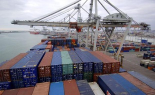 Un porte-conteneurs sur le port du Havre